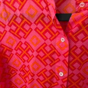 Tory Burch classic woman’s shirt w/mandarin collar.Perfect day to night top.
